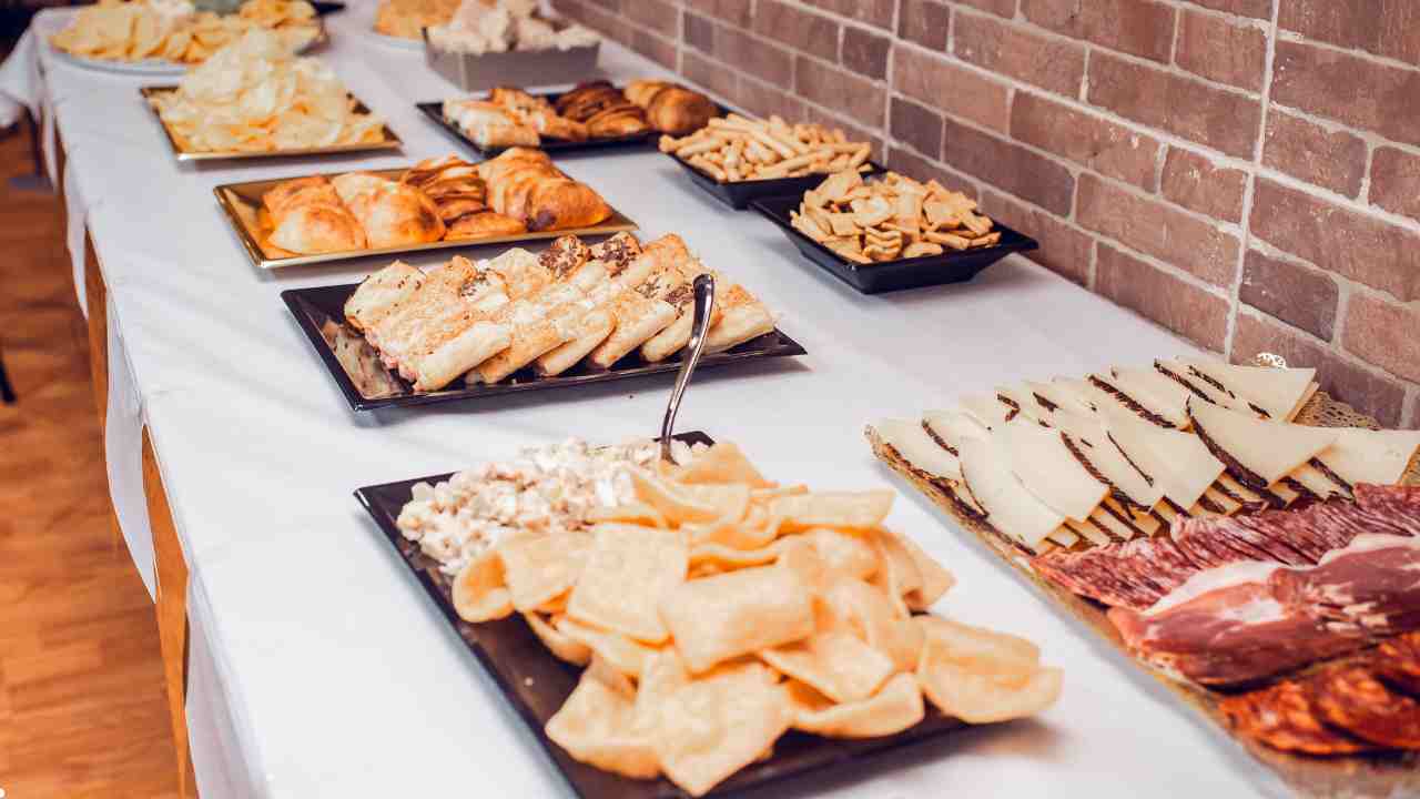 como decorar mesa de salgados para festa